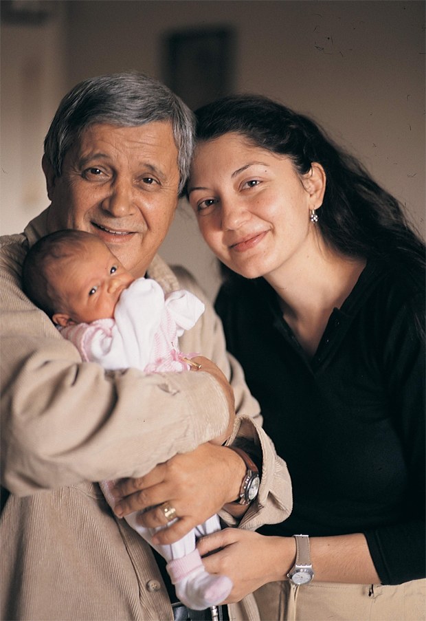 Usta oyuncu 2001 yılında çekilen bu karede eşi Rezzan Akçatepe ve kızları Günsu ile birlikte...